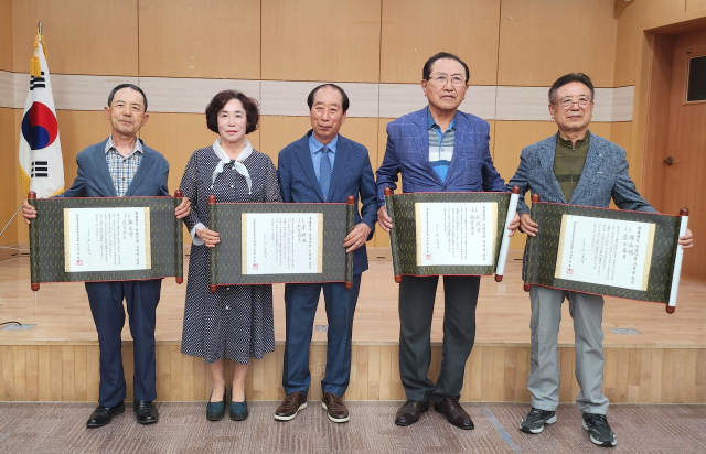 정동재(가운데) 포은선생숭모사업회 이사장을 비롯 충효정신 선양 기부금 전달자 등이 기념 촬영을 하고 있다. 포은선생숭모사업회 제공