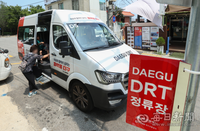 대구 북구 연암서당골문화센터 앞 수요응답형교통(DRT) 정류장에서 한 시민이 DRT 차량에 탑승하고 있다. 매일신문 DB