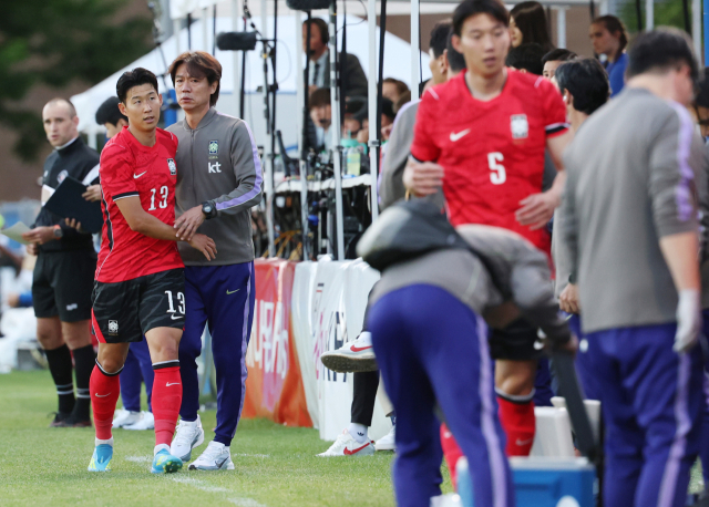 31일(한국시간) 미국 유타주 프로보에 위치한 브리검영대 사우스필드에서 열린 대한민국과 트리니다드 토바고의 평가전에서 손흥민이 후반전 교체되며 홍명보 감독과 대화하고 있다. 연합뉴스