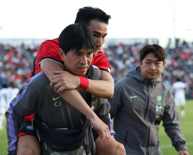 31일(한국시간) 미국 유타주 프로보에 위치한 브리검영대 사우스필드에서 열린 대한민국과 트리니다드 토바고의 평가전. 한국 조유민이 부상을 당해 스태프에게 업혀 경기장을 나오고 있다. 연합뉴스