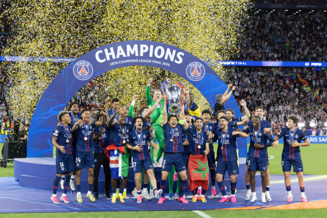 UCL 우승 트로피를 든 채 환호하는 PSG 선수들. 신화 연합뉴스
