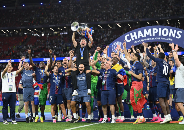 루이스 엔리케 PSG 감독이 UCL 우승 트로피를 든 채 환호하는 모습. 신화 연합뉴스