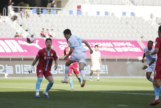 프로축구 K리그2 대구FC의 김주공(왼쪽 두 번째, 등번호 77)이 31일 경기 용인 미르스타디움에서 열린 용인FC와의 경기에서 헤더를 시도하고 있다. 대구FC 제공