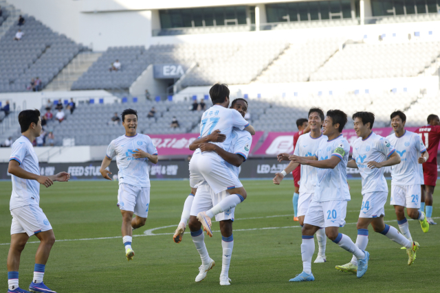 프로축구 K리그2 대구FC의 에드가가 30일 경기 용인 미르스타디움에서 열린 용인FC와의 경기에서 후반 32분 헤더골을 성공시키고 다른 선수들과 기쁨을 나누고 있다. 대구FC 제공