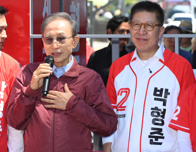 이명박 전 대통령이 6·3 지방선거 및 국회의원 재보궐선거를 사흘 앞둔 31일 부산 해운대구 구남로를 찾아 박형준 국민의힘 부산시장 후보의 지지를 호소하고 있다. 연합뉴스