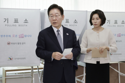 이 대통령 기표소 밖 투표 용지 노출, 야당 