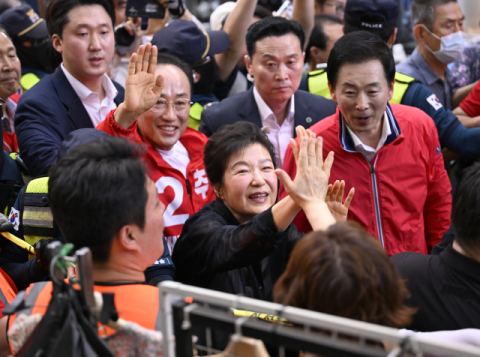 '與 독주·野 한계'가 박근혜 소환했나…
