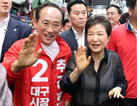 박근혜, 서문시장·수성못 연속 등판…