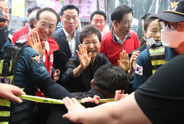 박근혜 전 대통령이 31일 오후 대구 중구 서문시장에서 국민의힘 추경호 대구시장 후보의 유세를 지원하고 있다. 연합뉴스