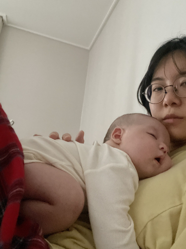 등센서가 있던 시절. 태서는 엄마 품에서만 잠들었고, 침대에 내려놓는 순간 귀신같이 눈을 떴다. 그때는 매일 