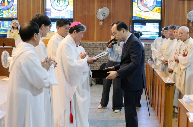 천주교 대구대교구 남산성당에서 교구장 조환길 타대오 대주교 주례로 설립 100주년 기념 감사 미사가 거행되고 있다.