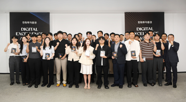 한화투자증권 장병호 대표이사(첫째줄 오른쪽 첫번째)와 임직원들이 AI 경진대회 기념촬영을 하고 있다. (사진=한화투자증권)