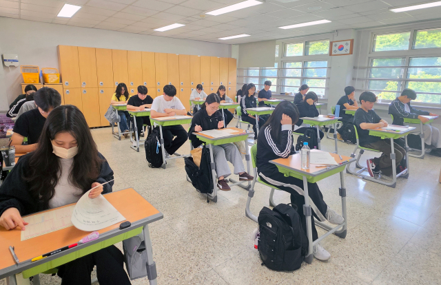 지난달 24일 구미 금오고등학교에서 경북교육청이 운영하는 서부권 경북 4부 학당에 참여한 학생들이 공부하고 있는 모습. 김영진 기자