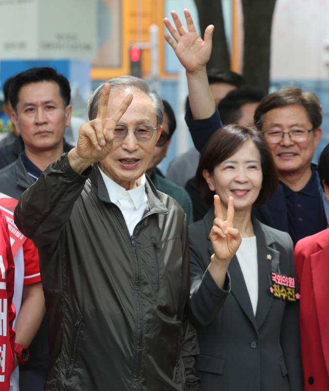이명박 전 대통령이 1일 서울 성동구 서울숲을 방문해 국민의힘 후보 지원 유세에 나서며 포즈를 취하고 있다. 연합뉴스