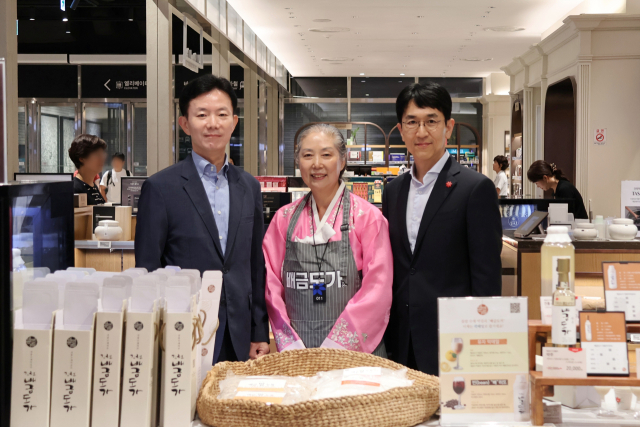 대구지방국세청이 대구 신세계, 대구경북 주류 제조사와 전통주 팝업스토어를 마련했다. 먼저 김천시 전통주 