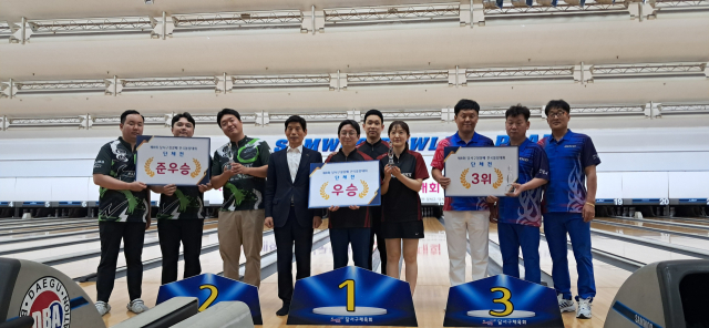 지난 30~31일 열린 대구 달서구청장배 볼링대회 단체전 수상자들. 왼쪽부터 대구 팀나이스클럽, 이태훈 대구 달서구청장, 강원 몬스터즈클럽, 부산 참클럽. 대구시볼링협회 제공