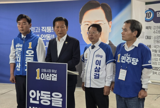 정청래 민주당 대표가 이삼걸 후보 선거사무소를 찾아 격려했다. 이삼걸 후보 선거사무소 제공
