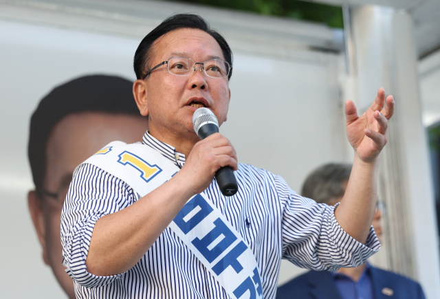 더불어민주당 김부겸 대구시장 후보가 31일 오후 대구 동구 신세계백화점 대구점 인근에서 시민께 지지를 호소하고 있다. 연합뉴스