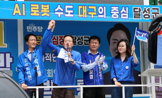 더불어민주당 박주민 오뚝유세단 단장이 1일 대구 달성군 화원시장 앞에서 박형룡 달성군 국회의원 재·보궐선거 후보 지원 유세를 하고 있다. 오뚝유세단은 6·3 지방선거 경선에 참여했던 민주당 후보들로 구성돼 당 승리를 위한 지원 유세를 이어가고 있다. 연합뉴스