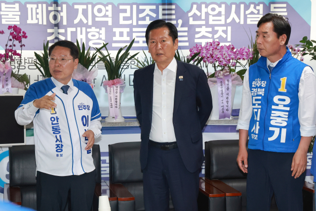 더불어민주당 정청래 총괄상임선거대책위원장이 1일 경북 안동시 민주당 이삼걸 안동시장 후보 선거사무소에 방문해 민주당 오중기 경북도지사 후보, 이 후보를 만나고 있다. 이날 한화에어로스페이스 대전공장에서 폭발 사고가 발생해 정 위원장은 민주당 후보와 캠프에 유세 중단을 긴급 지시했다. 연합뉴스