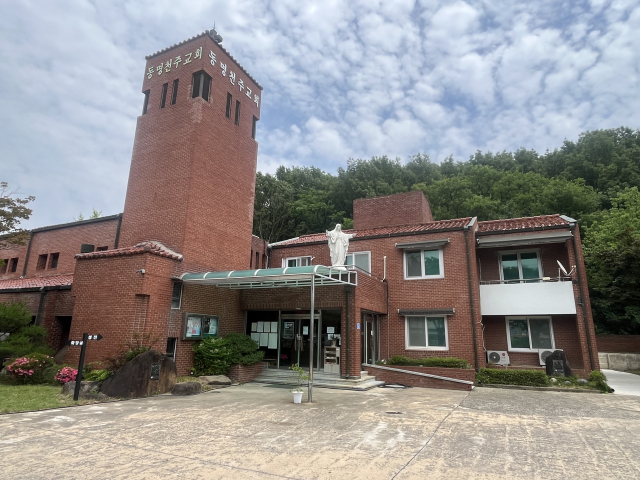순례자들의 쉼터인 동명성당 전경. 정두나 기자.