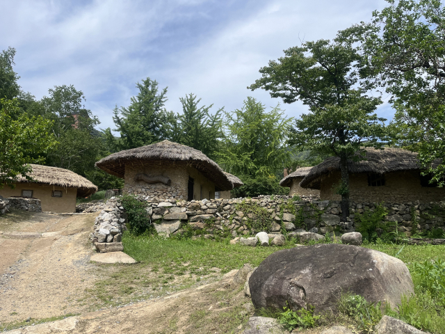 한티순교성지의 억새마을 전경. 1900년대 초 무덤을 수습한 이들 80여 명은 이곳에 자리 잡고 천주교의 가르침을 행했다. 정두나 기자.