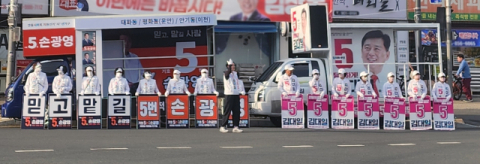 선거송 울린 교차로, 추모 발언 이어진 오거리…안동 도심 700m의 다른 유세