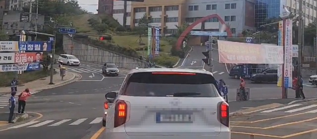6·3 지방선거를 이틀 앞둔 1일 오후 6시, 경북 안동시 도심에서는 같은 시간 전혀 다른 분위기의 선거운동이 펼쳐졌다. 안동의 한 교차로에서는 정당 후보 선거운동원들이 교차로 주변에 자리해 선거송을 틀고 유세를 이어갔다. 음악에 맞춘 율동과 함께 차량과 시민들을 향한 인사가 계속됐고, 평소 선거 막바지 유세와 비슷한 분위기가 연출됐다. 독자제공
