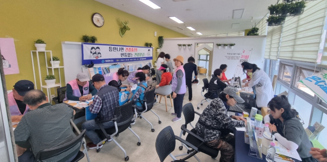 기장군보건소가 기장시장에서 주민과 상인을 대상으로 찾아가는 이동건강체험터를 운영하고 있다. [사진=기장군]