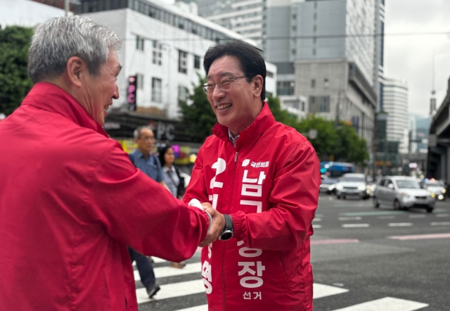 김광명 국민의힘 부산 남구청장 후보가 1일 부산 남구 도심에서 시민과 악수하며 지지를 호소하고 있다. [사진=김광명 후보 캠프]