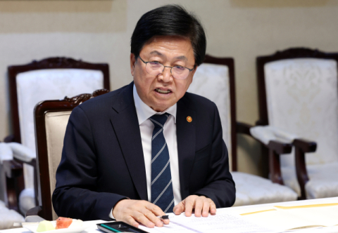 교육부 장관이 진보 교육감 후보에 지지 댓글?…최교진 또 중립의무 위반 논란