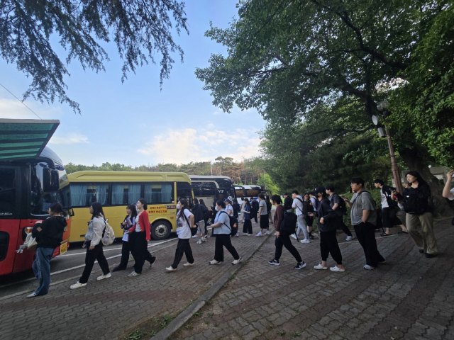 지난 1일 오후 포항 선린대 학생들이 통학버스를 타고 있다. 선린대 제공.