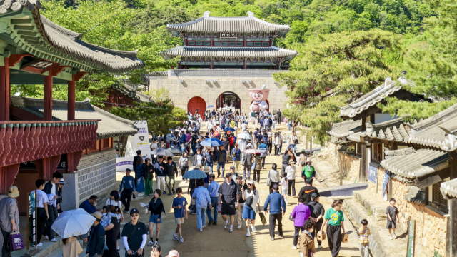 문경새재 도립공원을 찾은 관광객들. 문경시 제공
