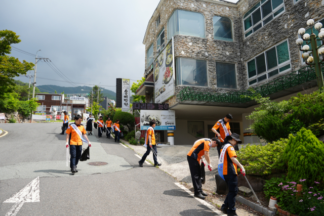 대구시민안전테마파크는 지난 5월 29일 체험관 일대 및 인근 산책로 일원에서 직원이 함께하는 