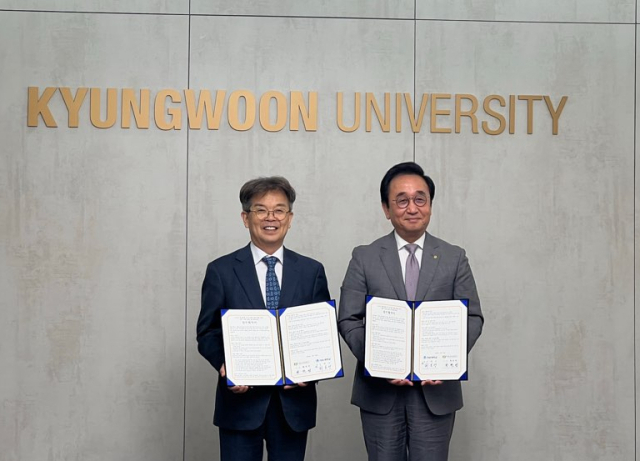지난달 29일 영양고추유통공사와 경운대학교 관계자들이 스마트 물류 인재 양성을 위한 업무협약을 체결하고 기념 촬영하고 있다. 영양군 제공