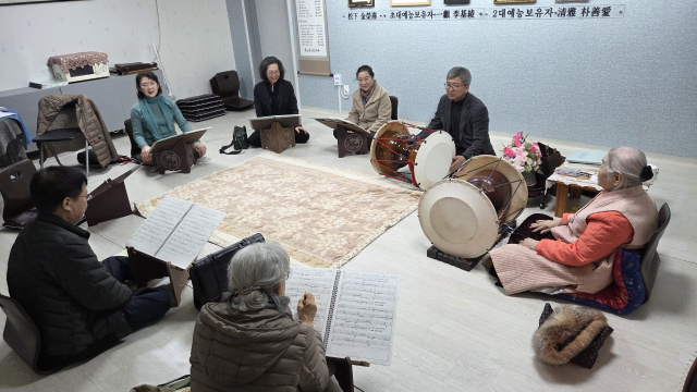 대구시 무형문화재 제6호 영제(嶺制)시조 예능 보유자인 청아 박선애 선생이 수업을 진행하고 있다. 대구무형유산 영제시조보존회