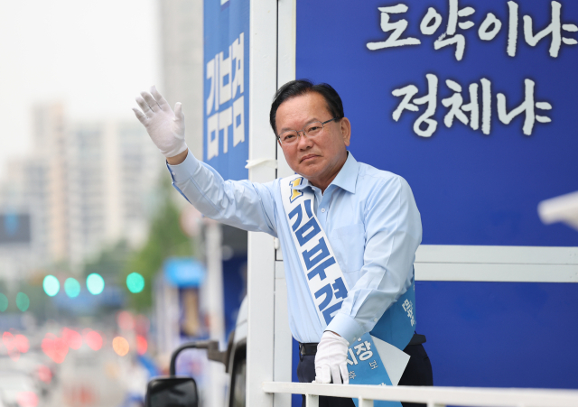 더불어민주당 김부겸 대구시장 후보가 2일 대구 중구 반월당사거리에서 아침 인사를 하고 있다. 연합뉴스