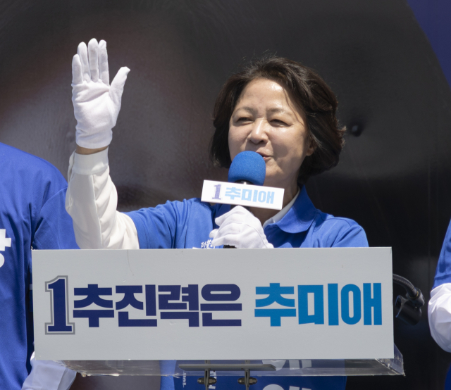더불어민주당 추미애 경기지사 후보가 지난달 29일 경기 성남시 중원구 모란시장 앞에서 정청래 총괄상임선대위원장이 참석한 가운데 열린 유세에서 지지를 호소하는 연설을 하고 있다. 연합뉴스