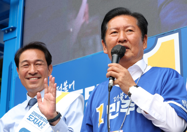 더불어민주당 정청래 총괄상임선거대책위원장이 2일 강원 영월군 영월읍 농협사거리에서 유권자들에게 우상호 강원도지사 후보·박선규 영월군수 후보 지지를 호소하고 있다. 연합뉴스