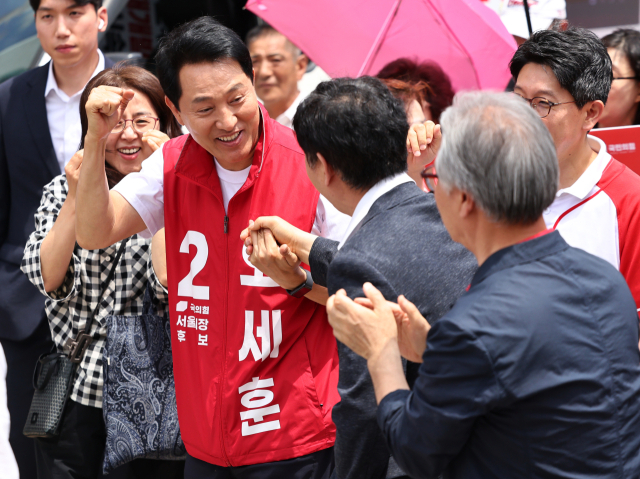 국민의힘 오세훈 서울시장 후보가 1일 서울 롯데백화점 노원점 앞에서 열린 유세에 앞서 인사를 하고 있다. 연합뉴스