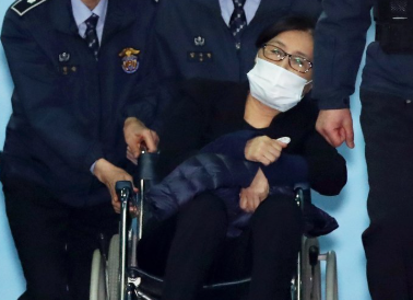 휠체어 탄 최서원. 자료사진 연합뉴스