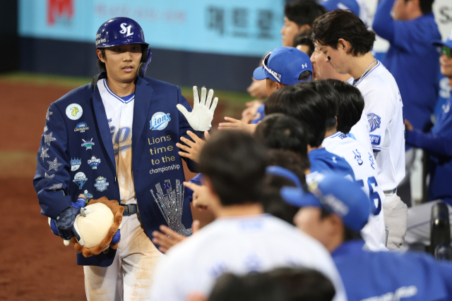 삼성 라이온즈의 이재현이 2일 대구에서 열린 NC 다이노스와의 경기 5회말 솔로 홈런을 친 뒤 덕아웃으로 들어오자 동료들이 반겨주고 있다. 삼성 제공