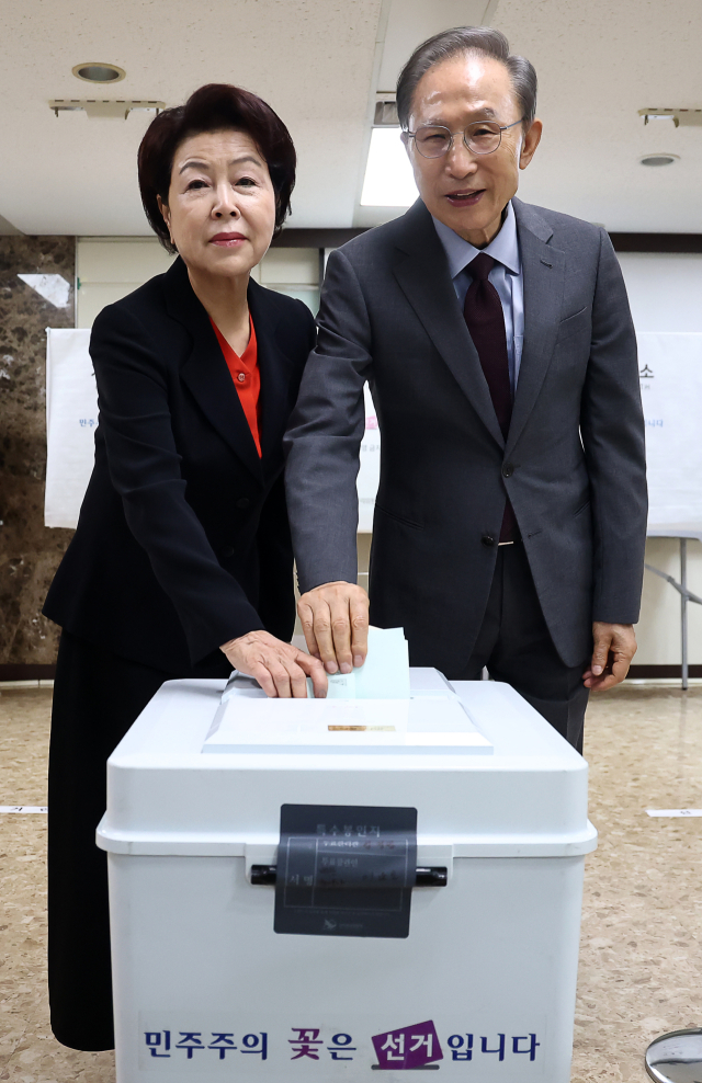 이명박 전 대통령과 부인 김윤옥 여사가 서울 국민연금공단서울남부지역본부에 마련된 논현1동 제3투표소에서 투표를 하고 있다. 연합뉴스