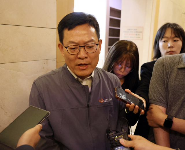 한화에어로스페이스 대전사업장 폭발 사고 사망자의 신원확인이 완료된 3일 오전 손재일 한화에어로스페이스 대표가 대전 유성구의 한 병원 장례식장에서 유가족을 두 차례 만난 뒤 취재진에게 발언하고 있다. 연합뉴스