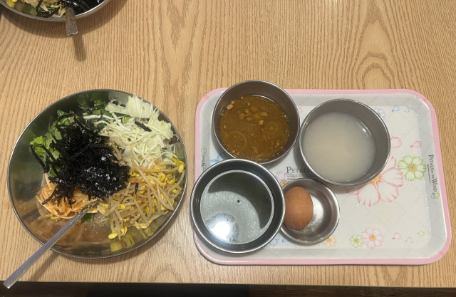 반월당역에서 더위를 피하는 노인들이 즐겨 먹는 보리밥 정식. 먹고 싶은 만큼 더 먹을 수 있는 데다가, 5000원이라는 저렴한 가격을 자랑한다. 정두나 기자.