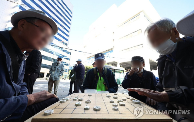 서울 종로구 탑골공원 인근에서 어르신들이 장기를 즐기고 있다. 연합뉴스 제공.