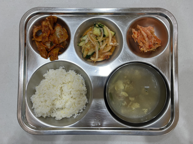 2일 인동촌 노인복지관의 백년식당 점심 메뉴. 1800원이라는 저렴한 가격으로 주변 노인들을 불러모으고 있다. 정두나 기자.