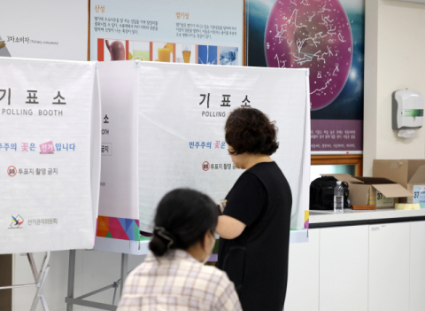 오후 4시 투표율 54.7%…역대 지선 동시간대 '최고'