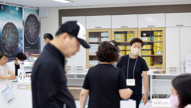 오후 5시 투표율 57.4%…역대 지선 동시간대 '최고'
