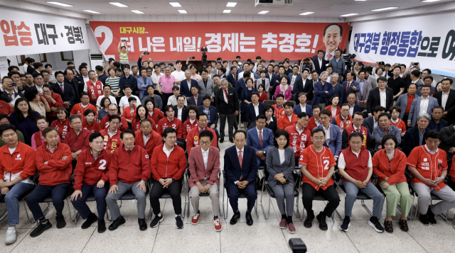 [포토뉴스] 경합 예측 '굳은 표정의 추경호 후보'